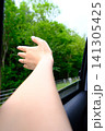 運転席から手を伸ばす女性 141305425
