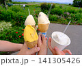 夏の草原で食べるジェラート 141305426