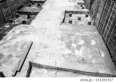 ビル建設地下の基礎工事 モノクロ ビル建設地下の基礎工事 モノクロ 141305437