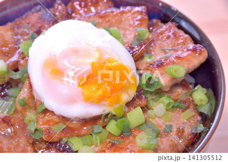 温玉乗せ豚丼 温玉乗せ豚丼 141305512