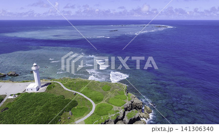 東平安名崎灯台と美しく広がる沖合のパナリ環礁のドローン空撮宮古島 東平安名崎灯台と美しく広がる沖合のパナリ環礁のドローン空撮宮古島 141306340