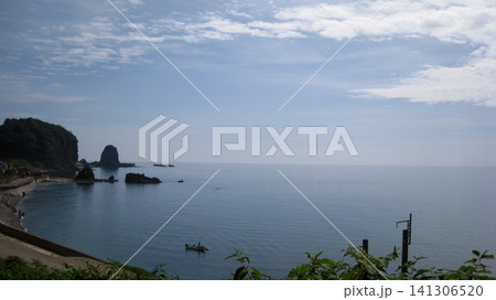 青空と青い海と緑の岬の広がる風景 青空と青い海と緑の岬の広がる風景 141306520