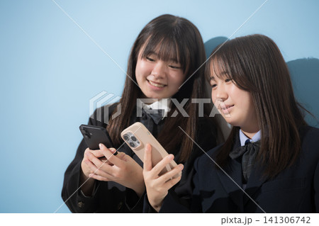 スマートフォン(スマホ)を見る日本人女子中学生、女子高校生 2人で情報を共有や安全な使い方 スマートフォン(スマホ)を見る日本人女子中学生、女子高校生 2人で情報を共有や安全な使い方 141306742