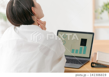 仕事をする女性の後ろ姿 仕事をする女性の後ろ姿 141306819