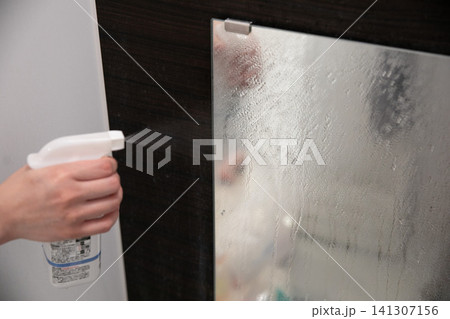 鏡を掃除中 鏡を掃除中 141307156