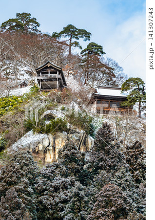 山形 冬の立石寺 山に建つ五大堂と開山堂 山形 冬の立石寺 山に建つ五大堂と開山堂 141307243
