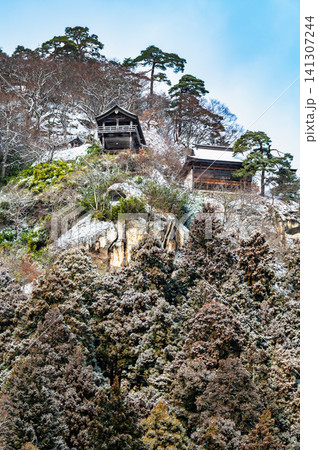 山形 冬の立石寺 山に建つ五大堂と開山堂 山形 冬の立石寺 山に建つ五大堂と開山堂 141307244