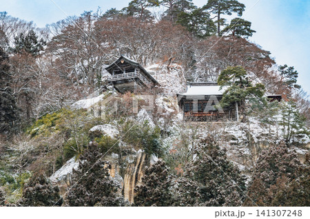 山形 冬の立石寺 山に建つ五大堂と開山堂 山形 冬の立石寺 山に建つ五大堂と開山堂 141307248