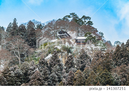 山形 冬の立石寺　山に建つ五大堂と開山堂 141307251