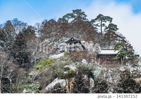 山形 冬の立石寺 山に建つ五大堂と開山堂 山形 冬の立石寺 山に建つ五大堂と開山堂 141307252