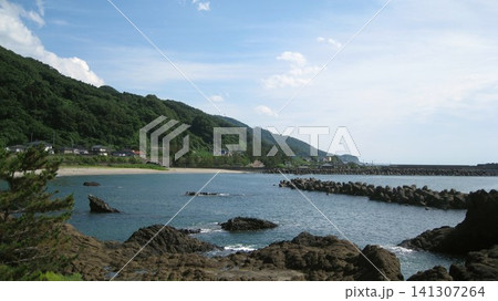 海に迫る山と海岸に沿って並ぶ集落の住宅の田舎風景 海に迫る山と海岸に沿って並ぶ集落の住宅の田舎風景 141307264