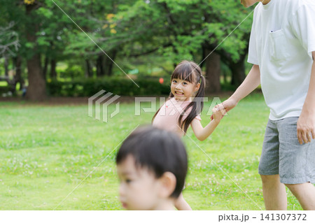 公園で遊ぶ家族 公園で遊ぶ家族 141307372