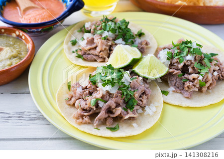 牛肉のタコス(ビーフタコス Beef tacos Tacos de res) 牛肉のタコス(ビーフタコス Beef tacos Tacos de res) 141308216