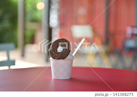 カフェテーブルのアイスクリーム｜夏のスイーツとカフェタイム 141308275