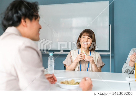 社員食堂・休憩室でランチするビジネスマン,ビジネスウーマン 141309206