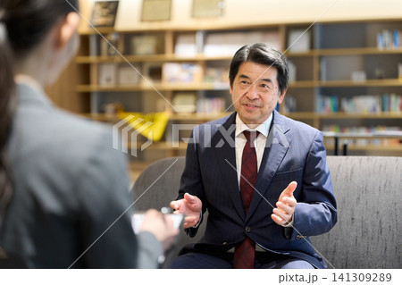 ビジネスインタビューを受ける経営者 141309289