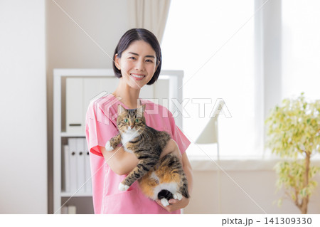 獣医 猫を抱っこしている獣医師のポートレート 獣医 猫を抱っこしている獣医師のポートレート 141309330