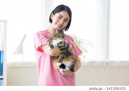 獣医 猫を抱っこしている獣医師のポートレート 獣医 猫を抱っこしている獣医師のポートレート 141309335