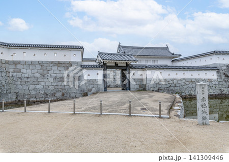兵庫県赤穂市 赤穂城跡の本丸二の門(高麗門) 兵庫県赤穂市 赤穂城跡の本丸二の門(高麗門) 141309446
