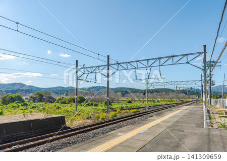 JR水戸線 笠間駅のホームと田園風景 JR水戸線 笠間駅のホームと田園風景 141309659