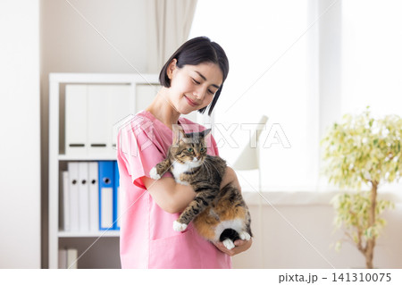 獣医 猫を抱っこしている獣医師のポートレート 獣医 猫を抱っこしている獣医師のポートレート 141310075