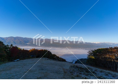 【雲海素材】秋の長峰山山頂から見る雲海に覆われた安曇野市【長野県】 【雲海素材】秋の長峰山山頂から見る雲海に覆われた安曇野市【長野県】 141311160