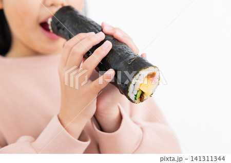 恵方巻きを食べる家族 恵方巻きを食べる家族 141311344