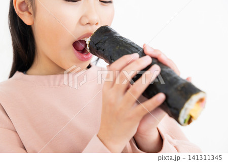 恵方巻きを食べる家族 恵方巻きを食べる家族 141311345