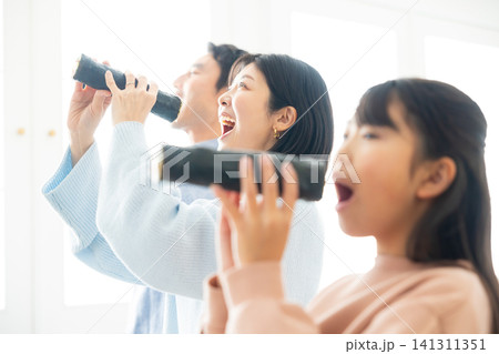 恵方巻きを食べる家族 恵方巻きを食べる家族 141311351