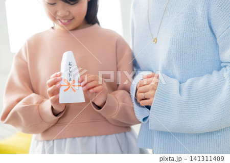 お年玉をもらう小学生 お年玉をもらう小学生 141311409