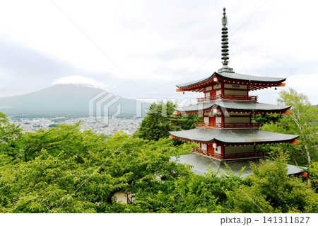 【富士吉田市 富士箱根伊豆国立公園「新倉富士浅間神社」新倉山浅間公園から望む富士山と忠霊塔】 【富士吉田市 富士箱根伊豆国立公園「新倉富士浅間神社」新倉山浅間公園から望む富士山と忠霊塔】 141311827