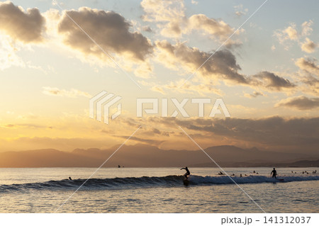 湘南鵠沼海岸 夕空の下でサンセットサーフィン 湘南鵠沼海岸 夕空の下でサンセットサーフィン 141312037