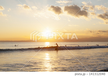 湘南鵠沼海岸 夕方の海でサーフィン 湘南鵠沼海岸 夕方の海でサーフィン 141312040