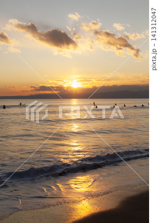 湘南鵠沼海岸 オレンジ色の空と綺麗な夕陽 湘南鵠沼海岸 オレンジ色の空と綺麗な夕陽 141312047