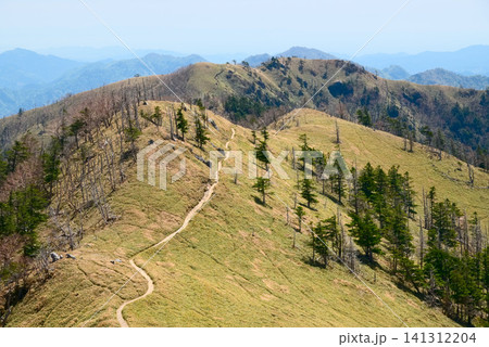 徳島県の剣山、剣山中腹から望む一ノ森 141312204