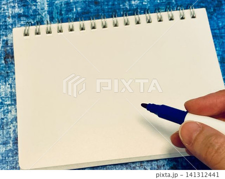 スケッチブックに何かを書く手元 スケッチブックに何かを書く手元 141312441
