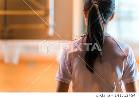学校の体育館にいる体操着姿の女子生徒の後ろ姿 141312454