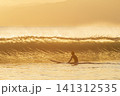 湘南鵠沼海岸  夕陽でオレンジ色に輝く波 141312535