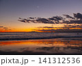 湘南鵠沼海岸  日没後の薄暮の空と三日月 141312536