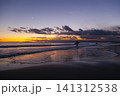 湘南鵠沼海岸  日没後の薄暮の空とサーファー 141312538