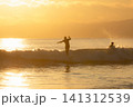 湘南鵠沼海岸  夕陽色に輝く海でサーフィン 141312539