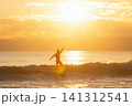 湘南鵠沼海岸  夕陽色に輝く海でサーフィン 141312541