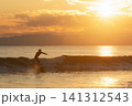湘南鵠沼海岸  夕陽色に輝く海でサーフィン 141312543