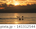 湘南鵠沼海岸  日没前の空とサーファー 141312544