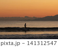 湘南鵠沼海岸  日没後の空とサーフィン 141312547