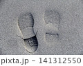 砂浜に残された足跡イメージ 141312550