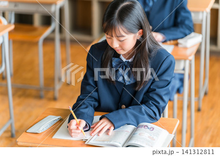 学校の教室・塾で真面目に授業で勉強する中学生・小学生・高校生 学校の教室・塾で真面目に授業で勉強する中学生・小学生・高校生 141312811