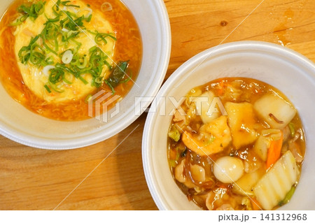 熱々の天津飯と具だくさん中華丼が並ぶ中華ランチ 熱々の天津飯と具だくさん中華丼が並ぶ中華ランチ 141312968