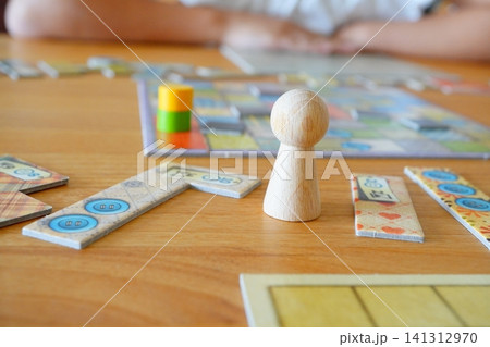 ボードゲームを楽しむ親子の遊び時間と木製コマ 141312970