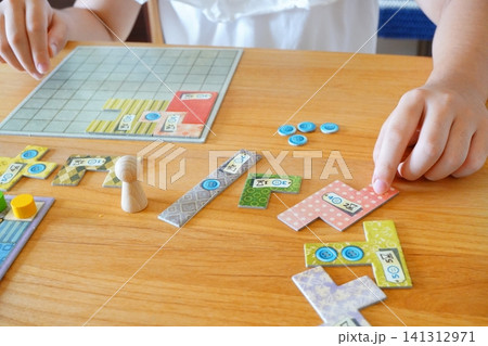 ボードゲームを楽しむ子供の手元と知育遊びの時間 ボードゲームを楽しむ子供の手元と知育遊びの時間 141312971